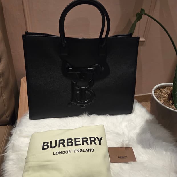 버버리 TB로고 블랙 토트백 토끼의해 에디션