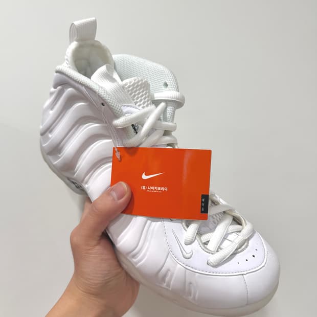 (260/US8)(새상품)나이키 스니커즈 에어 폼포짓 원 트리플 화이트