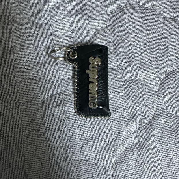 슈프림 x B.B. 사이먼 레더 라이터 케이스 키체인 블랙 - 24FW