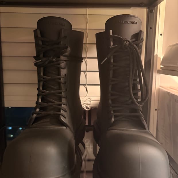 발렌시아가 스테로이드 부츠 43 판매합니다