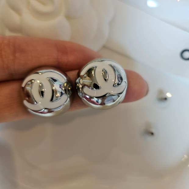 샤넬 은볼 귀걸이 화이트 업사이클링 
