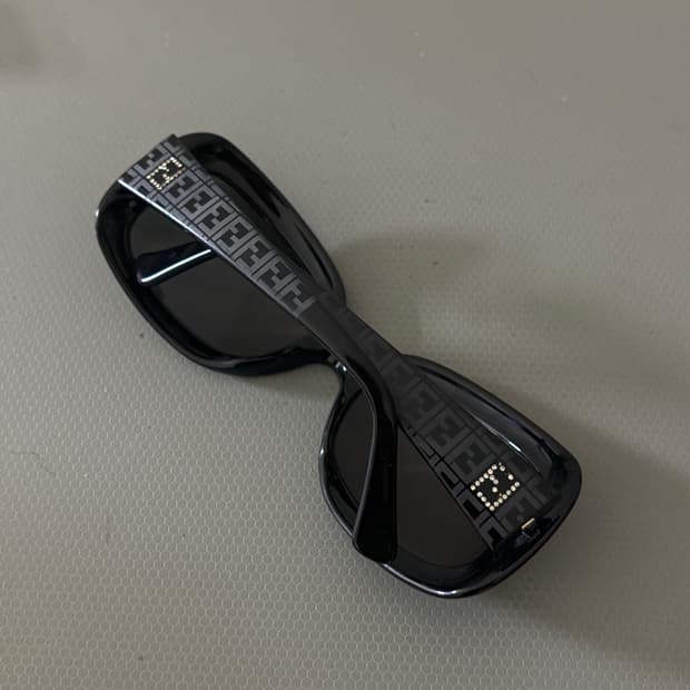 FENDI Cat-eye Logo sunglasses