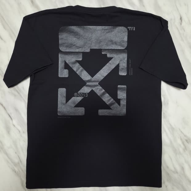 오프화이트 테크 마커 애로우 반팔티 