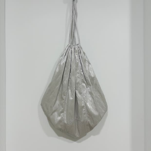 실버 글로시 복조리 백팩