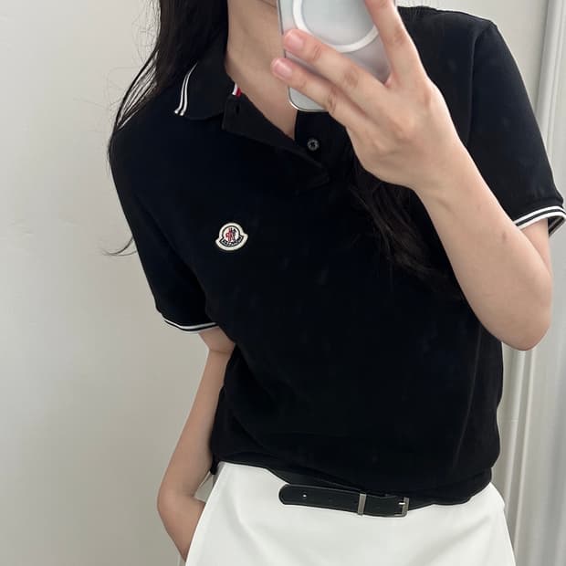 몽클레어 25SS 와펜 배색 블랙 카라 티셔츠 