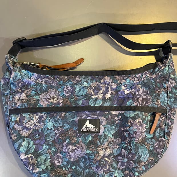 그레고리 플로랄 테피스트리 사첼백