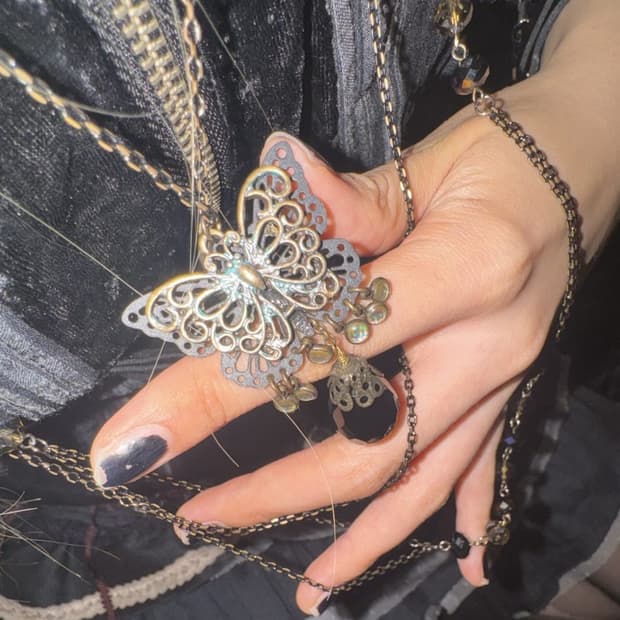 “Ozz on” Layered Detail Butterfly Neckla