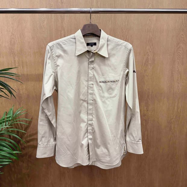 버버리 블랙 라벨 긴팔 셔츠 히든 버튼 디테일 레드 로고 자수 베이지