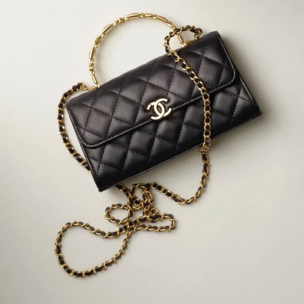 CHANEL 샤넬 체인 플랩 폰 홀더 블랙