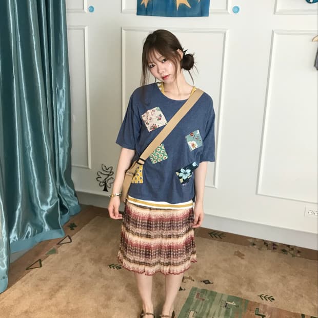 패치워크 프린팅 티셔츠와 믹스 플라워 스커트가 조화로운 보헤미안 무드🍃