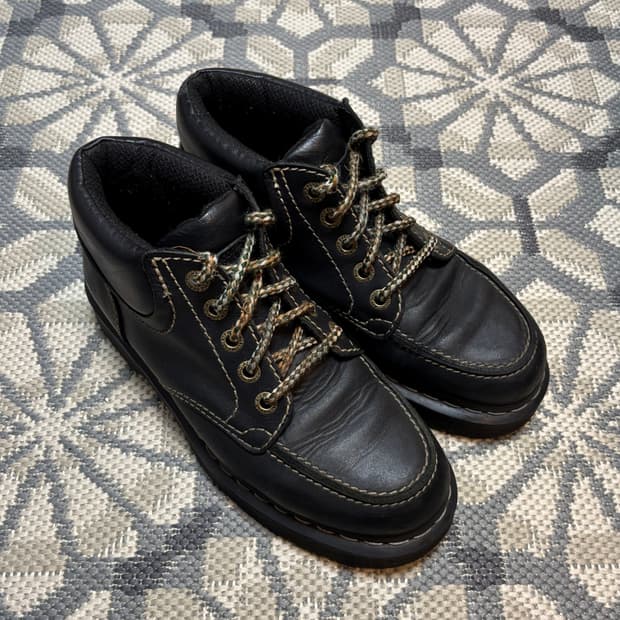 (260) 닥터마틴 필로이 5홀 앵클 부츠 블랙