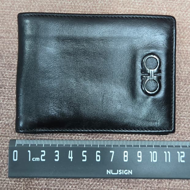 살바토레 페라가모 램스킨 블랙 반지갑