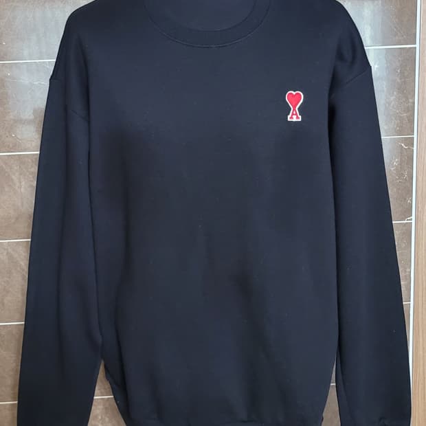 (남성105-110사이즈) 아미 로고 선명한 블랙 맨투맨(기모)