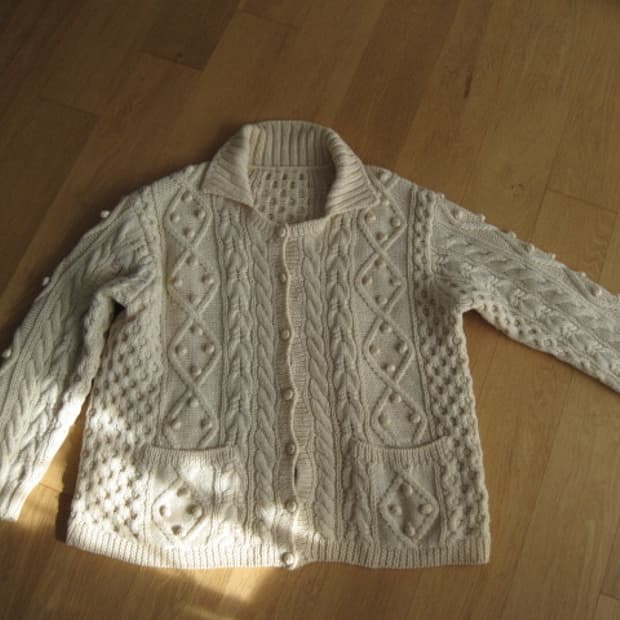 아이보리 방울 디테일 울 가디건