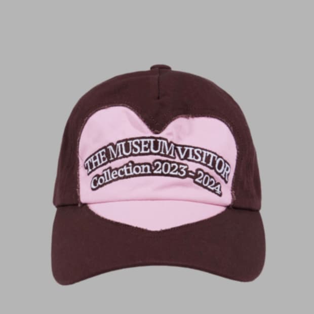 더뮤지엄비지터 하트 컷아웃 로고 볼캡 브라운