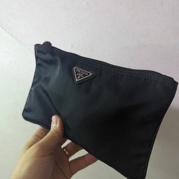 프라다 포코노 나일론 삼각로고 미니 파우치