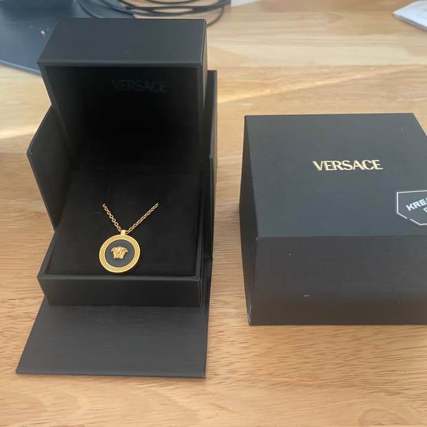 베르사체 메두사 목걸이 크림 정품