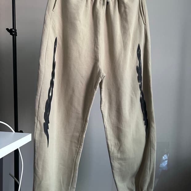 미스치프 미노이 착용 스웻팬츠