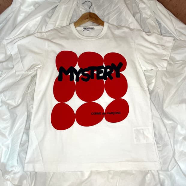 꼼데가르송 “MYSTERY” 그래픽 프린트 티셔츠