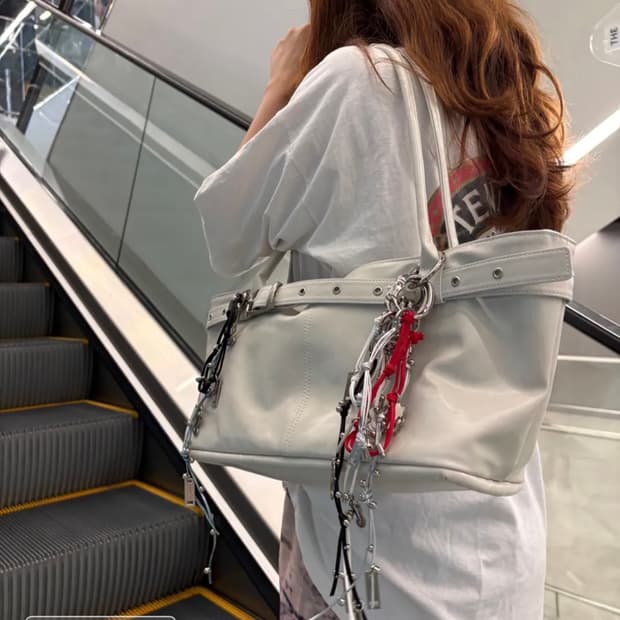 여밈 belted boat bag (oyster) 