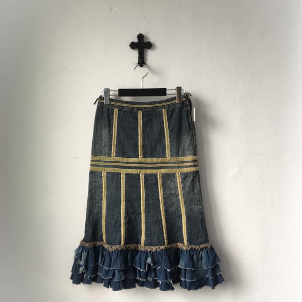 Design point denim skirt