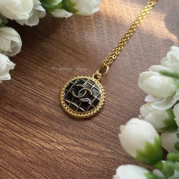 블랙) 샤넬 격자 그리드 패턴 로고 골드 목걸이