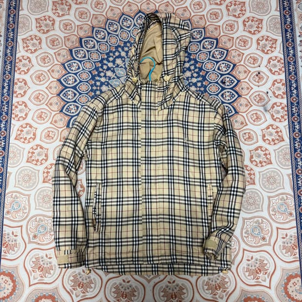 버버리 클래식 기모 바람막이