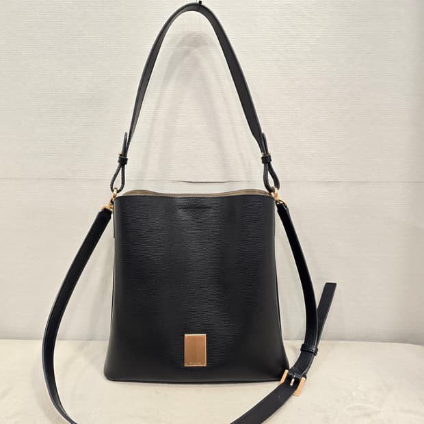 쿠론 블랙 가죽 숄더백 겸 크로스백