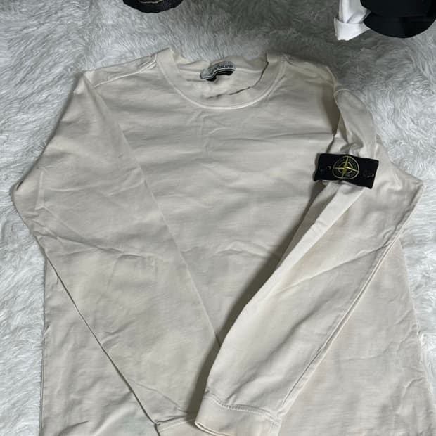 스톤아일랜드 맨투맨 아이보리