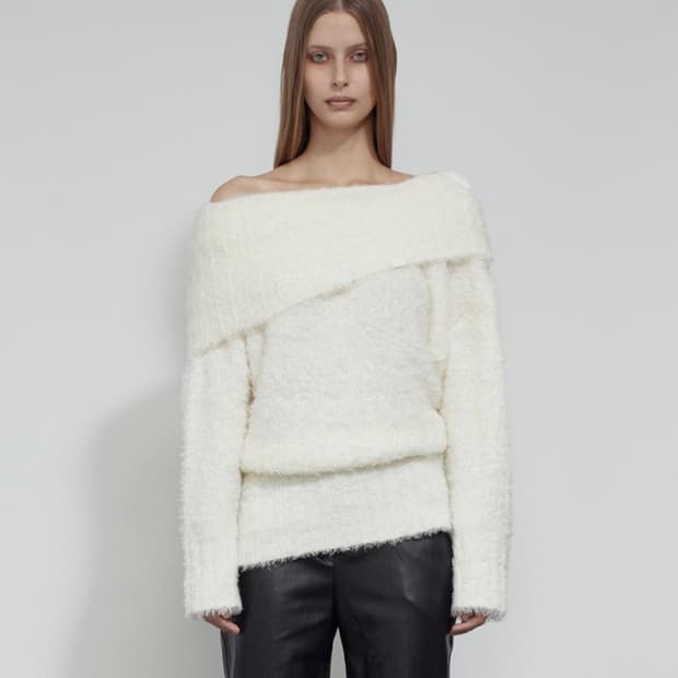 보헤미안서울 오프숄더 부클 니트 아이보리