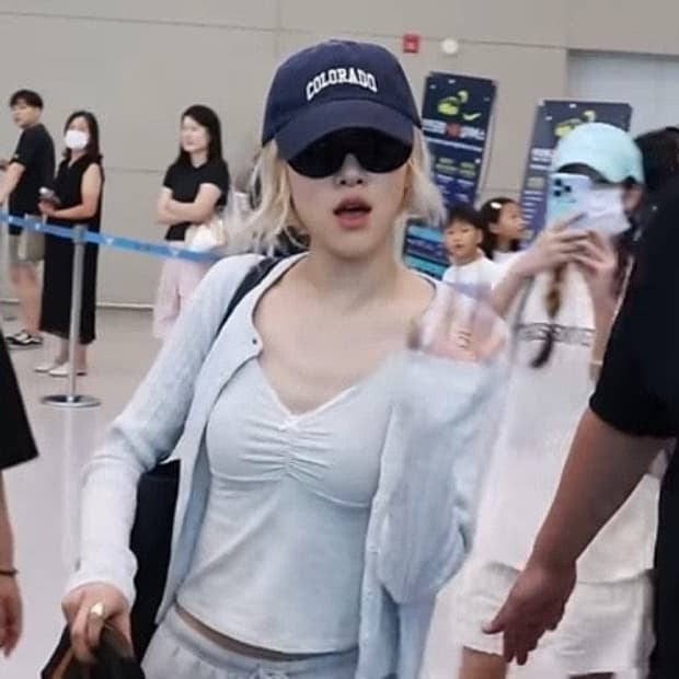 브랜디멜빌 지나 탑 로제 착용 공항룩