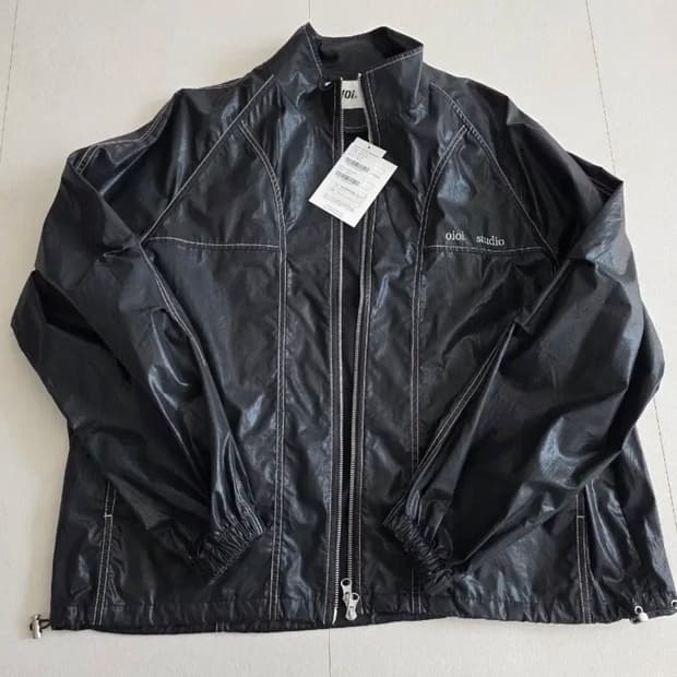 오아이오아이 유광 바람막이 M 새제품