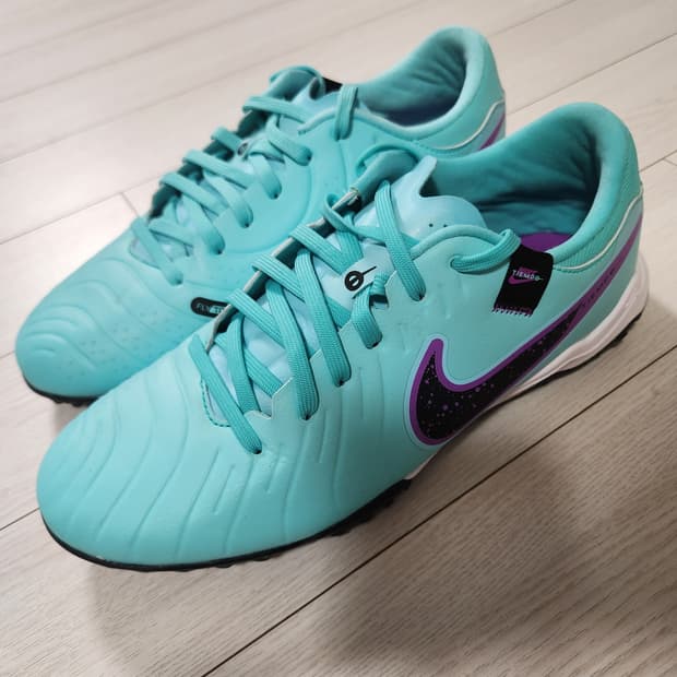 나이키 티엠포 레전드 10 아카데미 TF 풋살화 사이즈250

풋살화라 