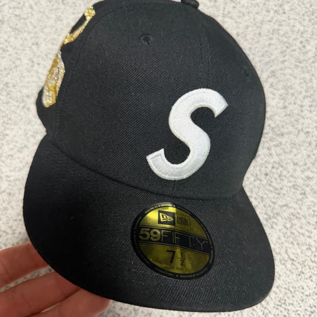 슈프림 뉴에라 지저스 피스 스냅백