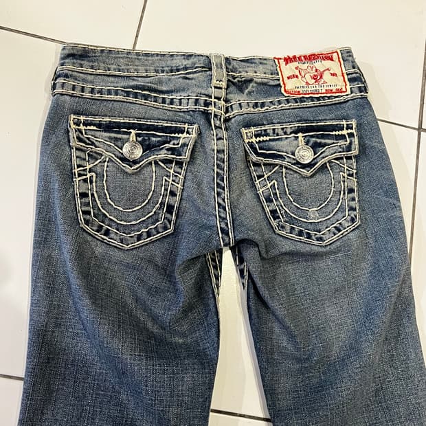 트루릴리전 조이수퍼티 흰색 스티치 부츠컷 데님팬츠