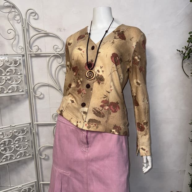 Beige tie dye vintage flower button knit