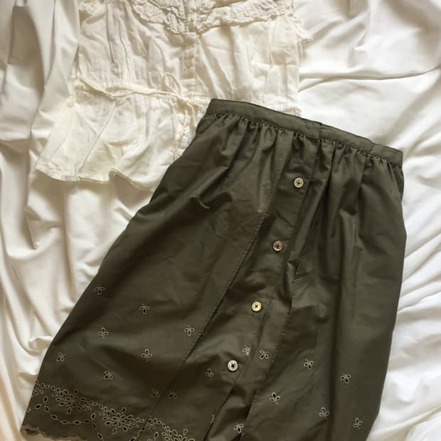 모리걸 꽃펀칭 단추스커트