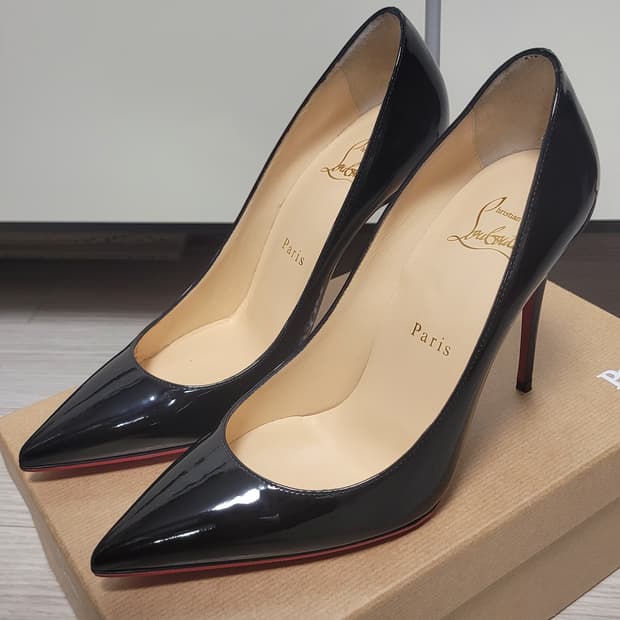 크리스찬 루부탱 케이트100 페이턴트 블랙 36.5 판매합니다.