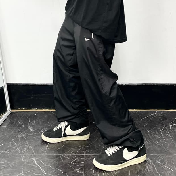 나이키 블랙 스우시 와이드 트랙팬츠