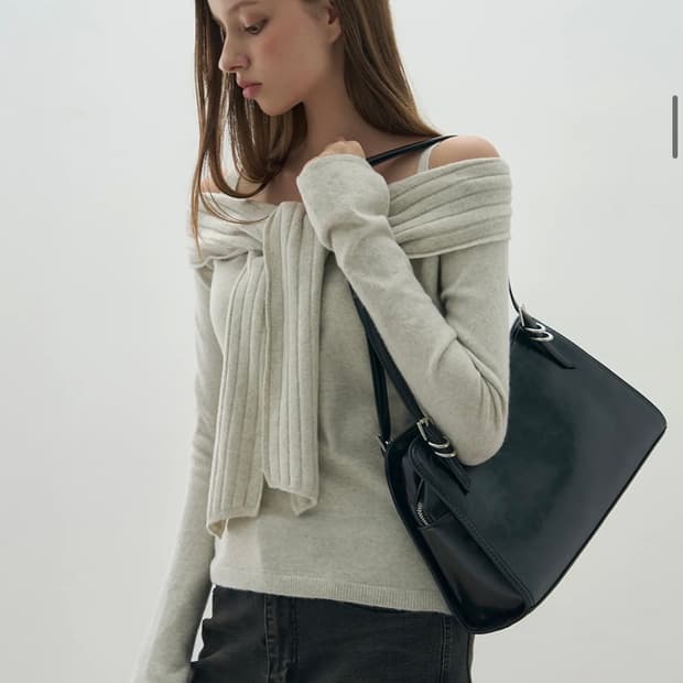 (FREE) 레더리 소프트 머플 오프숄더 니트 [OAT MILK] 판매