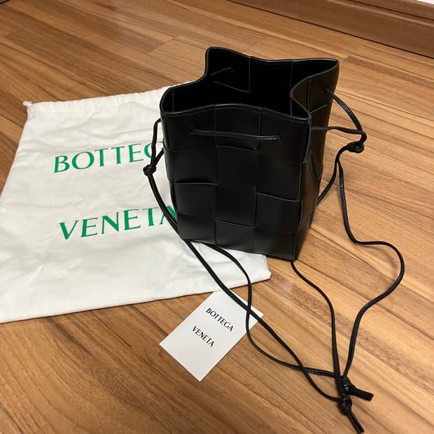 [OS] 보테가베네타 버킷백 블랙