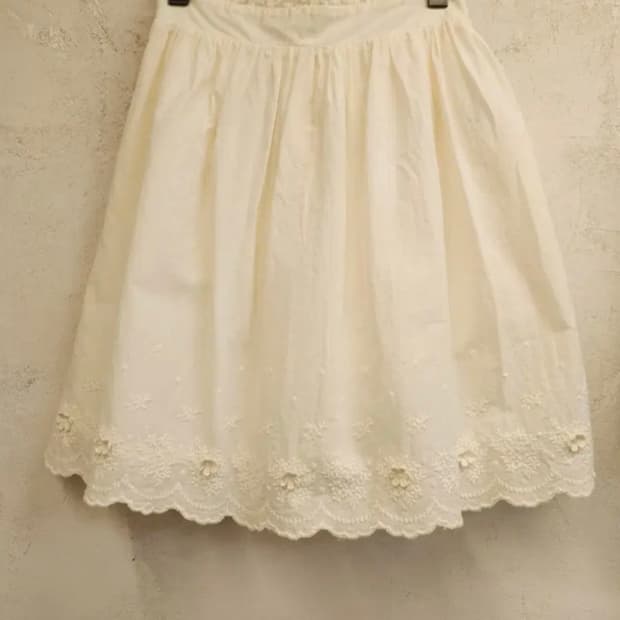 어스뮤직앤에콜지 자수스커트 