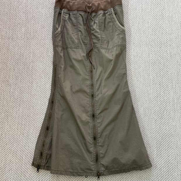 GOA 밀리터리 립웨이스트 지퍼 디테일 롱 스커트