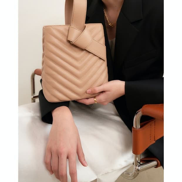 오스트카카OSTKAKA 퀼팅 버킷백 리카 미니 베이지