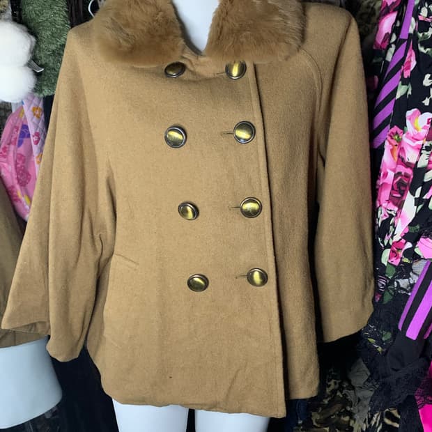 라떼갸루 금장 퍼 케이프 코트