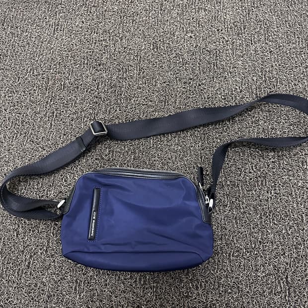 만다리나덕 미니 크로스백 가방 네이비