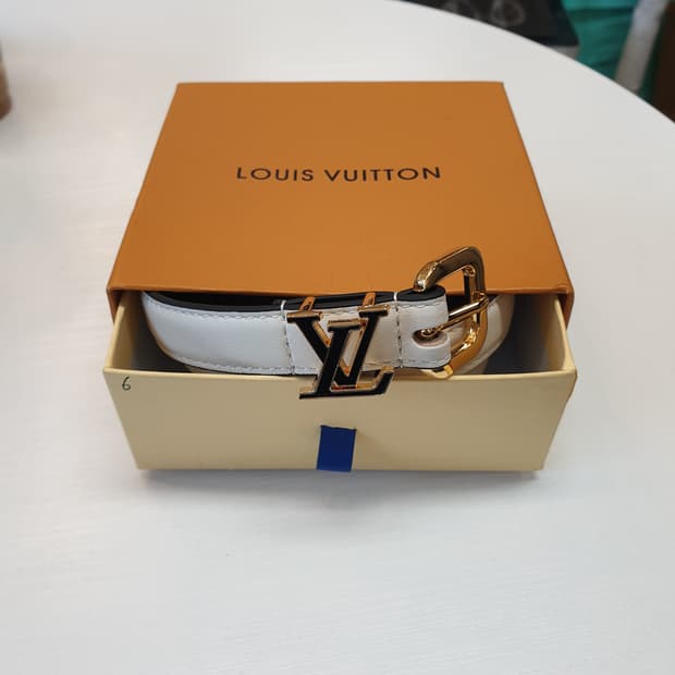 루이비통 여성 블랙 버클 화이트 벨트