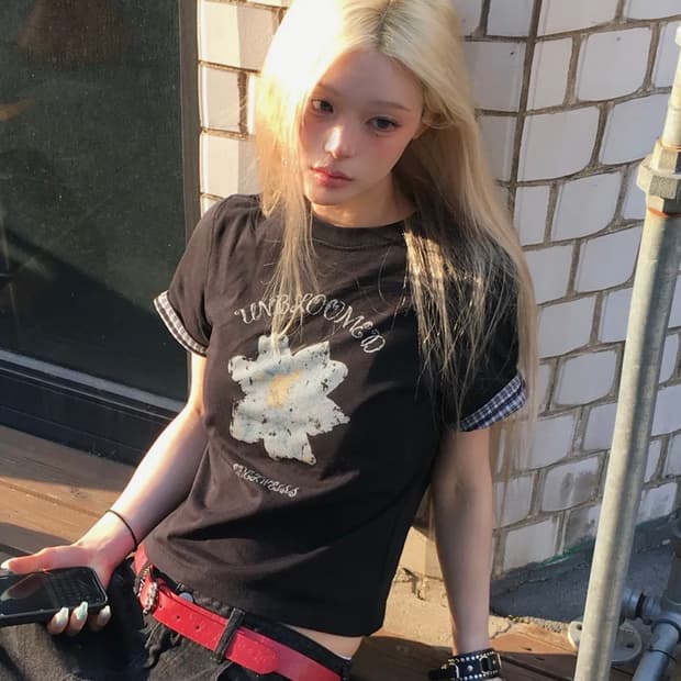 드라이 플라워 크롭 롤업 티셔츠 [블랙]