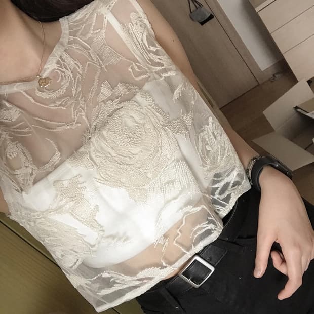 미스치프 크롭 탑 레이스 나시