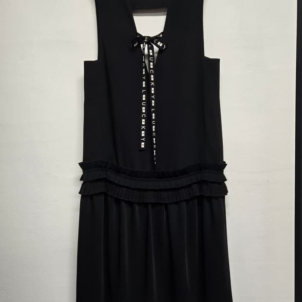 럭키슈에뜨 22ss 블랙 리본 플리츠 원피스